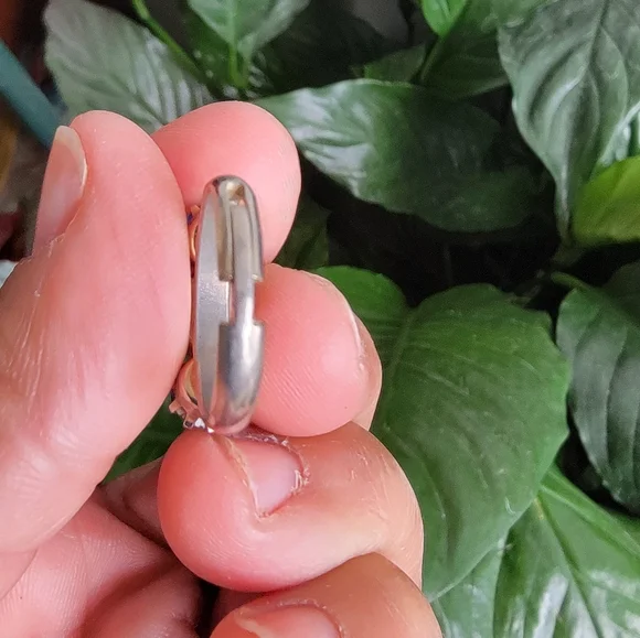 Aurora Borealis 3 Prong Vintage Ring with Iridescent Blue Stones. Size 5 1/2. - Picture 4 of 5